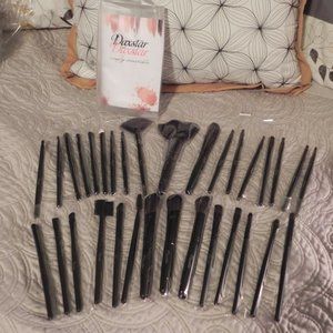Daxstar 32 piece makeup brush set.